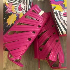 Knee high sandal boot heel !